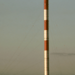 La innovadora torre combina energía solar y eólica