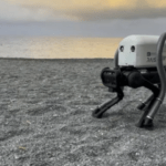 El robot con patas de aspiradora recoge colillas