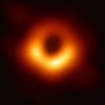 Flujo de crecimiento del agujero negro M87* en fuego