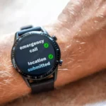 Digital y Tecnología: reloj inteligente con una función de emergencia: seguridad para un botón