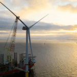 Primera turbina eólica instalada por el mayor parque eólico en alta mar alemán más grande
