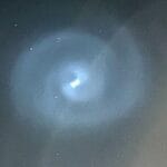 Vista en el cielo de la tarde que brilla en la espiral en el cielo asegura preguntas