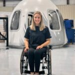 Inclusión en el viaje espacial: Michaela Benthaus con una silla de ruedas en el espacio
