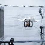 El robot volador flota solo en la corriente ascendente sin rotores