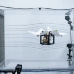 El robot volador flota solo en la corriente ascendente sin rotores