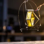 El mini robot alcanza la altura del salto con una precisión de un centímetro