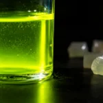 Los residuos plásticos comienzan a brillar de color amarillo verdoso después del reciclaje